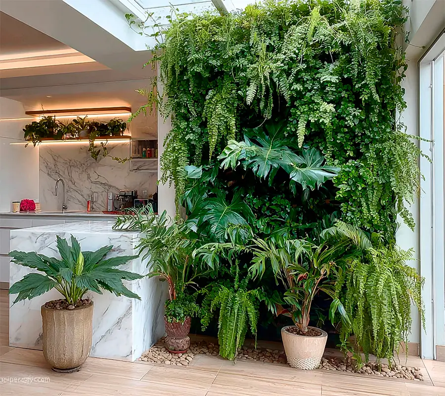 Fachada de un edificio corporativo moderno en Cali con un gran jardín vertical lleno de plantas de diferentes texturas y colores, un proyecto de paisajismo sostenible de Vivero Harmony