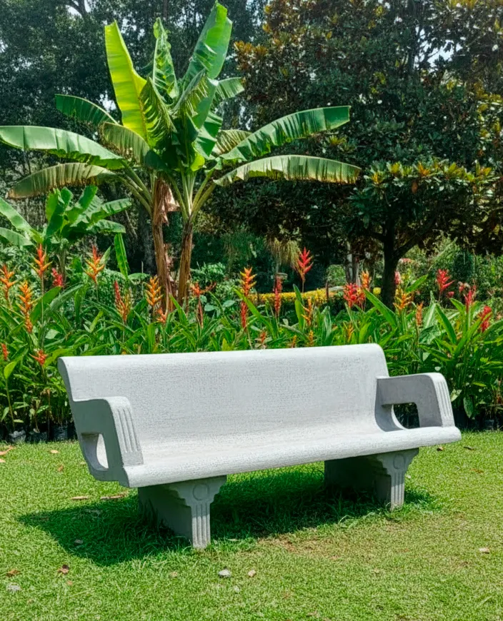banca de concreto con respaldo para jardin, diseño clasico en entorno tropical. Somos empresa de prefabricados de concreto para empresas que necesiten decorar con bancas de cemento