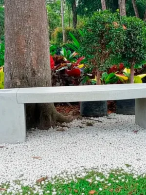 Banca de concreto de diseño contemporáneo con espaldar, una pieza de mobiliario arquitectónico para proyectos de lujo en Colombia.