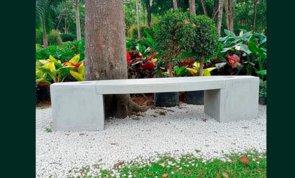 Banca de concreto de diseño contemporáneo con espaldar, una pieza de mobiliario arquitectónico para proyectos de lujo en Colombia.