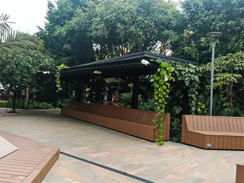 Grúa de Vivero Harmony realizando el izaje y trasplante de un árbol adulto en un proyecto de ingeniería ambiental en la Universidad Javeriana en Cali, Colombia.