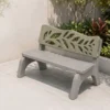 Banca con Espaldar diseño tipo Hoja de lujo en hormigón polimérico (75 kg) mobiliario urbano biomimético y calados de ventilación que evitan el sudor y permiten el flujo constante de aire. Mobiliario arquitectónico ultra resistente, antivandalismo, anticorrosivo a la humedad y a la orina de mascotas, resistente al moho, la lluvia y el sol intenso sin requerir mantenimiento. Fabricada con proceso sostenible de 0% consumo de agua, ideal para decoración de interiores corporativos, patios y paisajismo exterior. Envíos y cobertura a todas las capitales de Colombia: Medellín, Arauca, Barranquilla, Bogotá, Cartagena, Tunja, Manizales, Florencia, Yopal, Popayán, Valledupar, Quibdó, Montería, Inírida, San José del Guaviare, Neiva, Riohacha, Santa Marta, Villavicencio, Pasto, Cúcuta, Mocoa, Armenia, Pereira, Bucaramanga, Sincelejo, Ibagué, Cali, Buga, Cartago, tulúa.